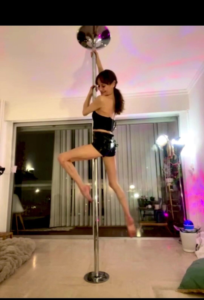 Chris06d72: 누드 댄서