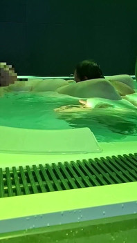 Peminat 18 tahun Terlimpah Saya Di Spa Awam Dan Mengisi Saya Di Dalam Tab Mandi Panas