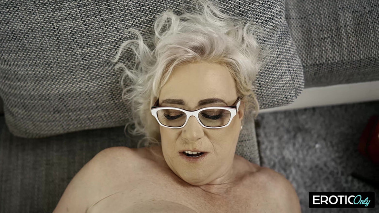 ONLYFREAKSX: Arbetare knullar chefens fru medan han tittar på