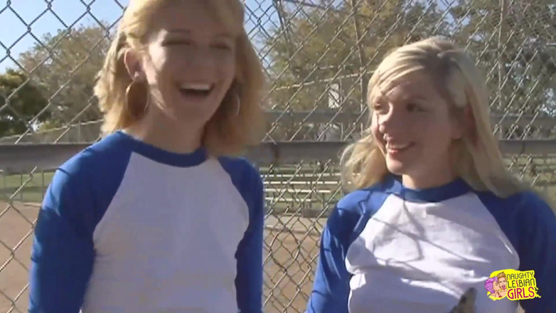 Naughty Lesbian Girls: Cewek-cewek baseball digoda dan diajak ngentot sama lez blonde yang...