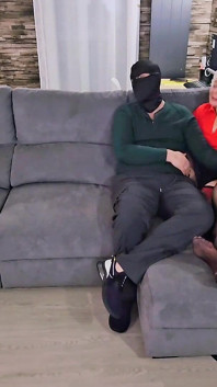 Ik zuig een goede pik en word geneukt en kom klaar op mijn kont met een van mijn fans in het bijzijn van mijn cuckold