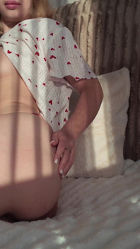 สาวผมบลอนด์หุ่นฟิตทําให้ทั้งตัวสั่นจากการใช้นิ้วเดี่ยวโคลสอัพ