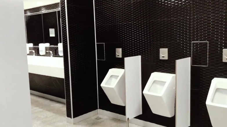 Extremalchiki: Mall WC