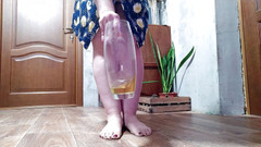 Elena: Chlupatá kundička chčije nádherné ve květinové váze