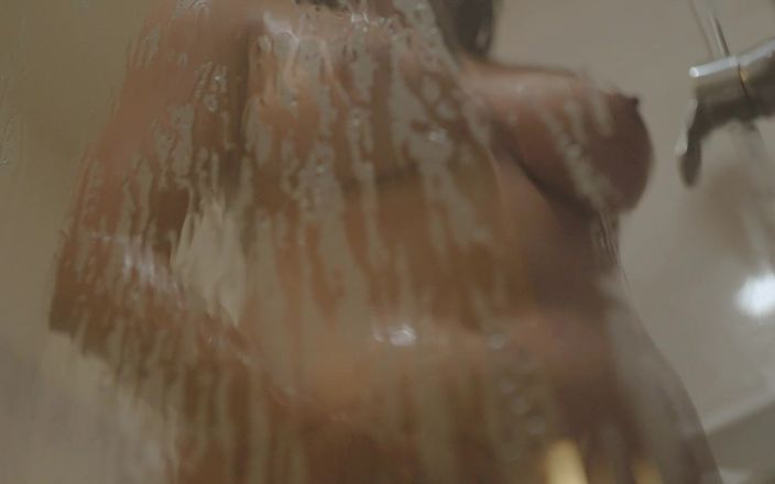 memewmbem: Cewek hot dengan toket besar lagi mandi dan ngentot memeknya...