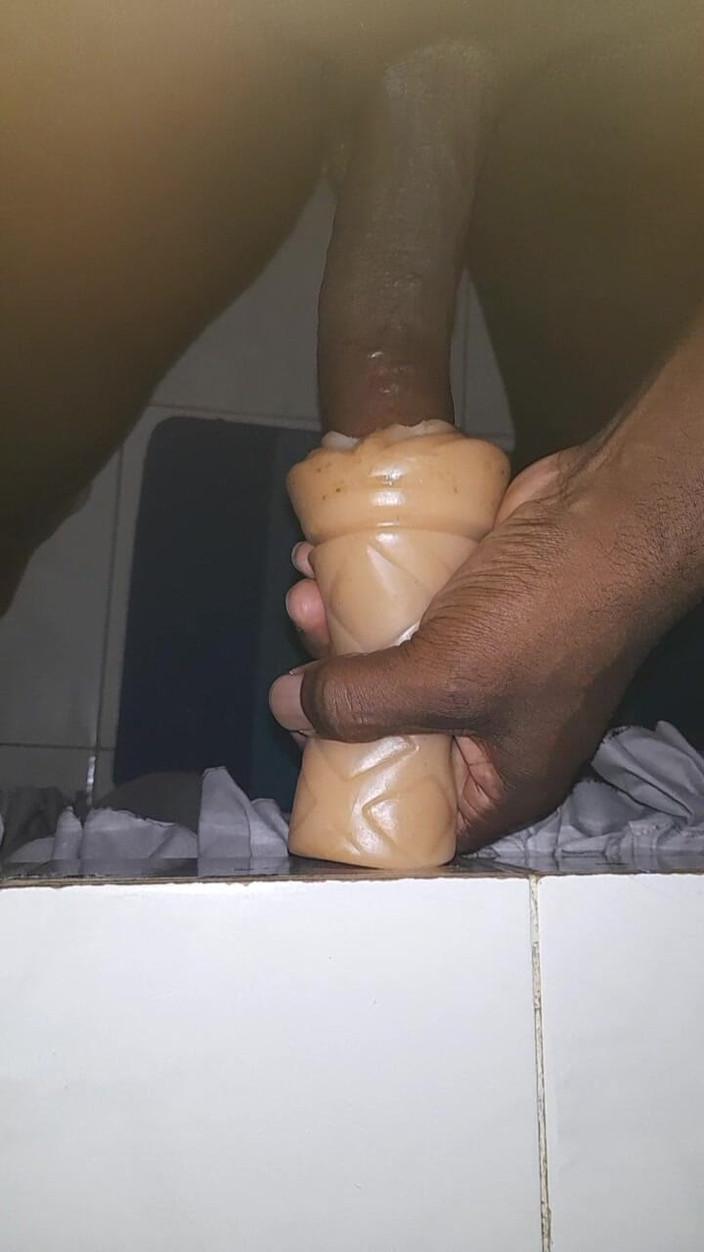 Black guy: S8 E10 sục cu