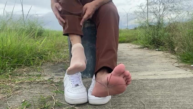 Mr Feet Colombia: 공공장소에서 신발을 면도하고 시스루 스타킹을 신는다