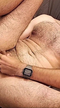 Un homme poilu avec un petit pénis l’encule avec un gode géant