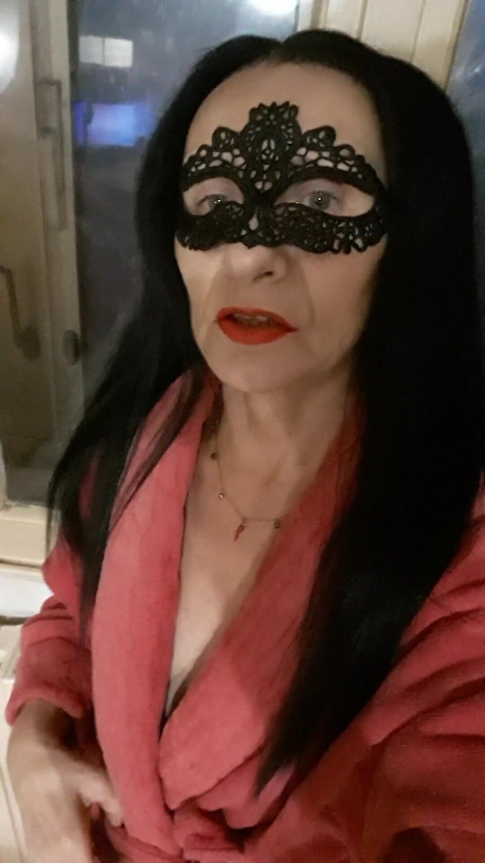 WEBREGINETTA2023: Stând pe scaun gol în fața ferestrei