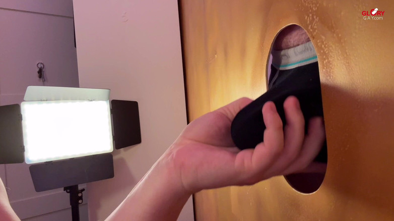 GLORYHOLEGAYS: Його товстий член смикається. Прямо в чашу сперми?!