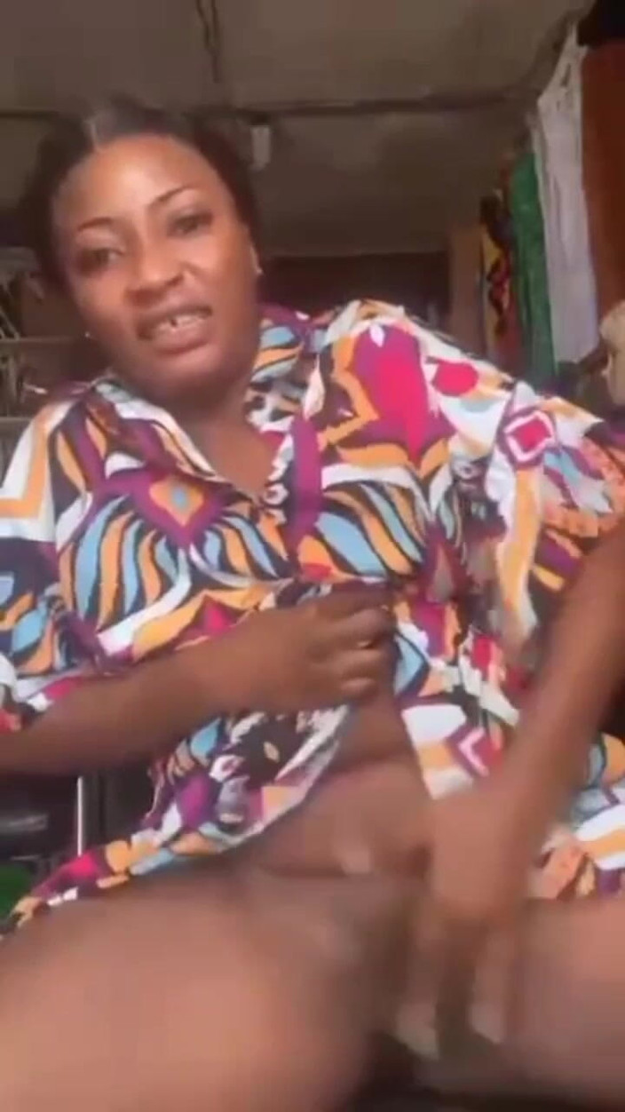 Me and my new slut: 淫荡妈妈在她的商店里自慰，公共掌握糖妈妈