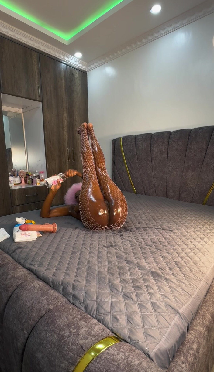 SEXXY-DAISY: Pembeli bir kız biraz orgazmı seviyor