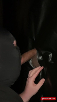 Une Arabe de 25 ans en ligne droite visite mon gloryhole et donne une énorme dose.
