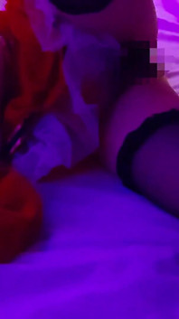 Awek comel dalam cosplay Krismas menggunakan lidahnya dengan begitu erotik sehingga dia tidak dapat membantu tetapi menghisap pepeknya. Amatur. Creampie