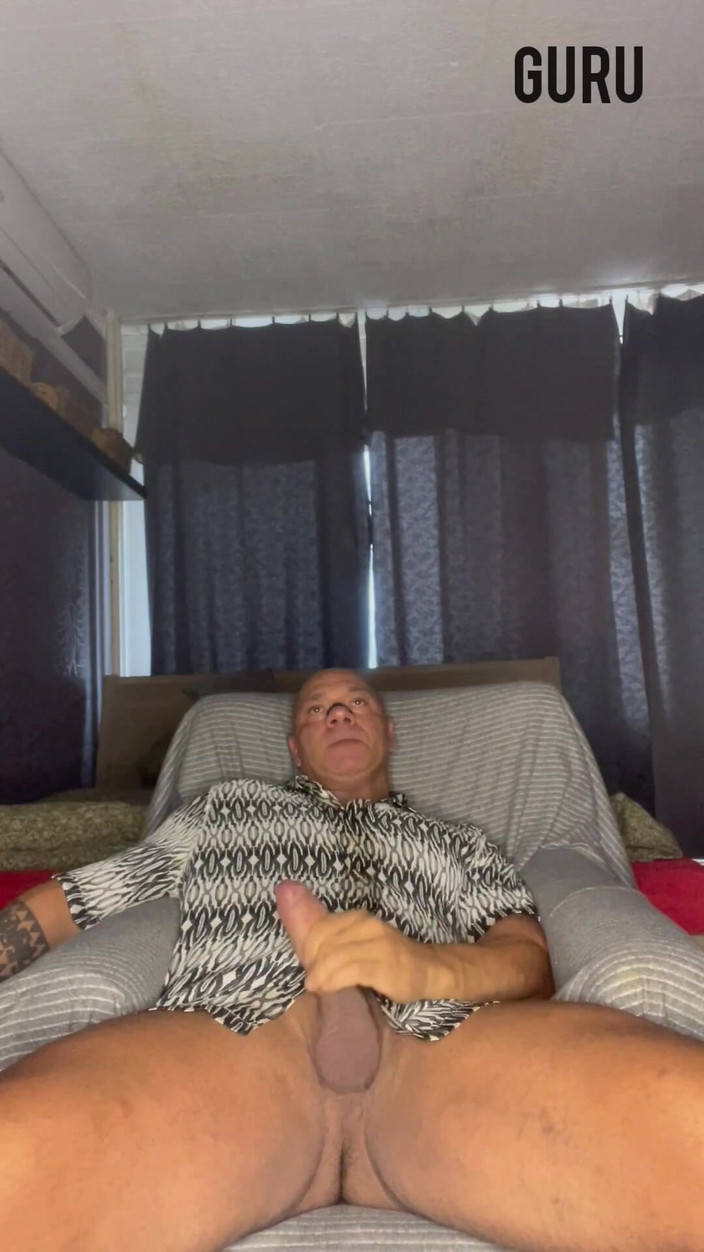 Mr. Guru: Signor Guru. Il costruttore di corpi sexy si masturba a...