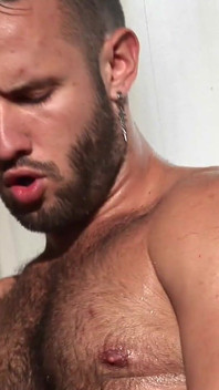 Pohledná Chlupatá Hunk Pracuje do potu - Aaron Steel Solo