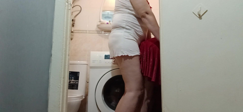 Lesbian-illusion: 남편이 직장에 있는 동안, 스트랩으로 이웃을 따먹어