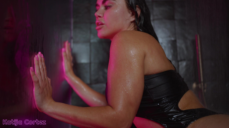 Katija Cortez: プレイボーイモデルがオイルを塗り、シャワーで自分を犯す