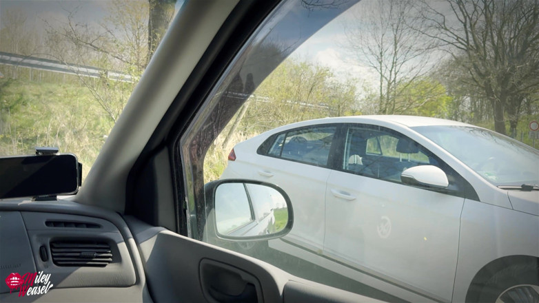Miley Weasel: Undergiven förbunden slav naken på motorväg