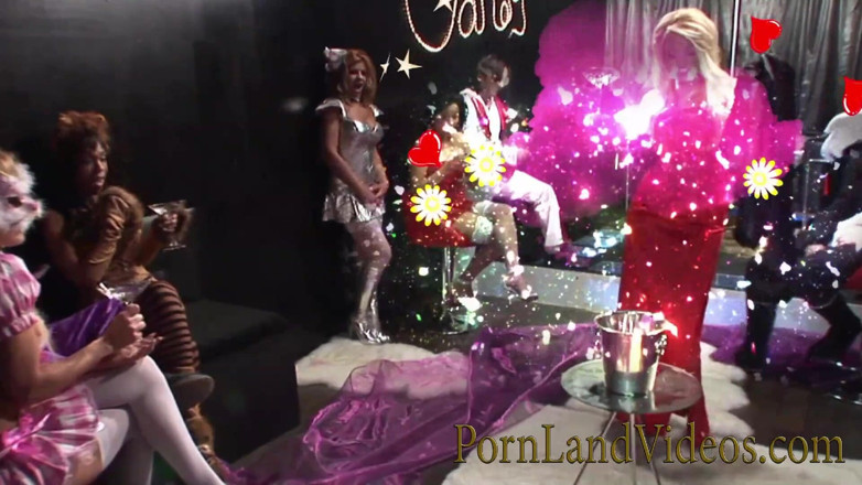 Pornland videos: Loszki w cosplayu z kolczykami podczas sesji seksu grupowego