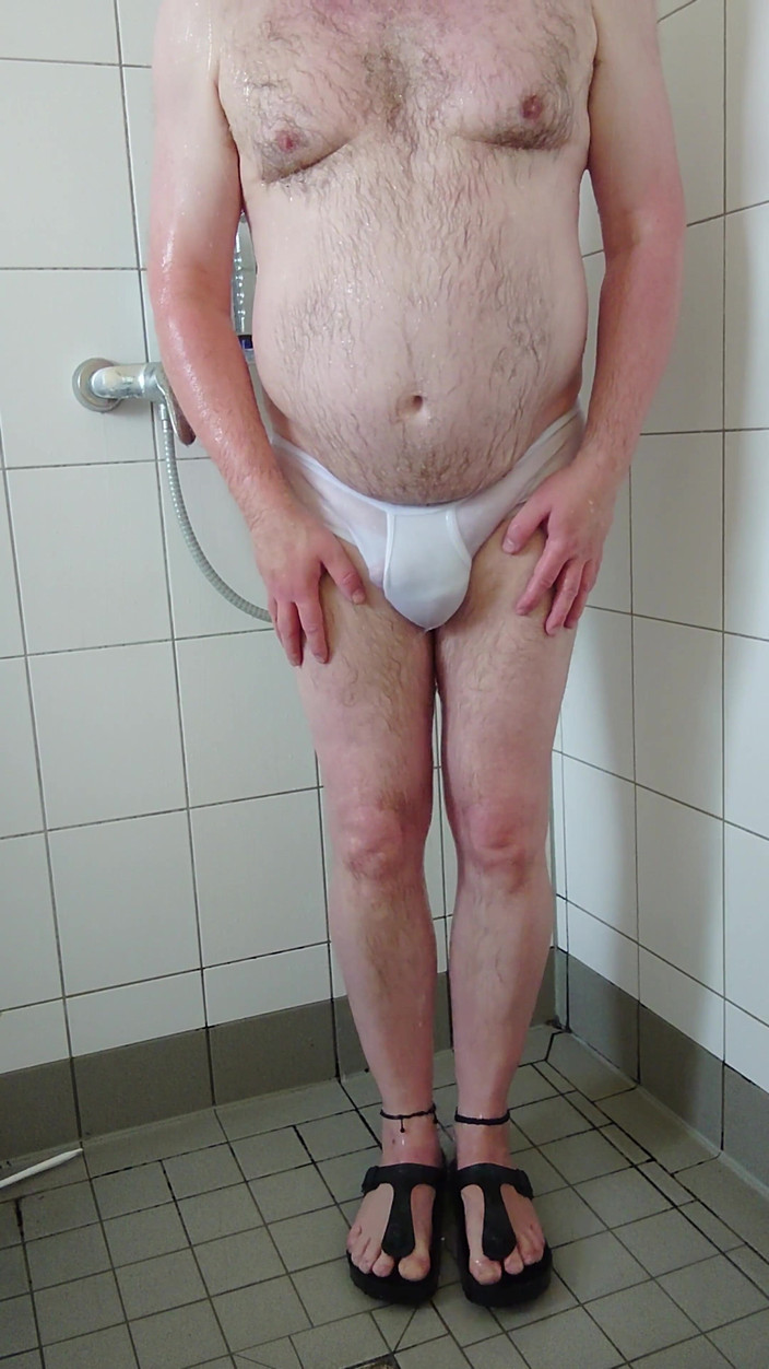 Carmen_Nylonjunge: 穿着白色内裤散步后小便和淋浴