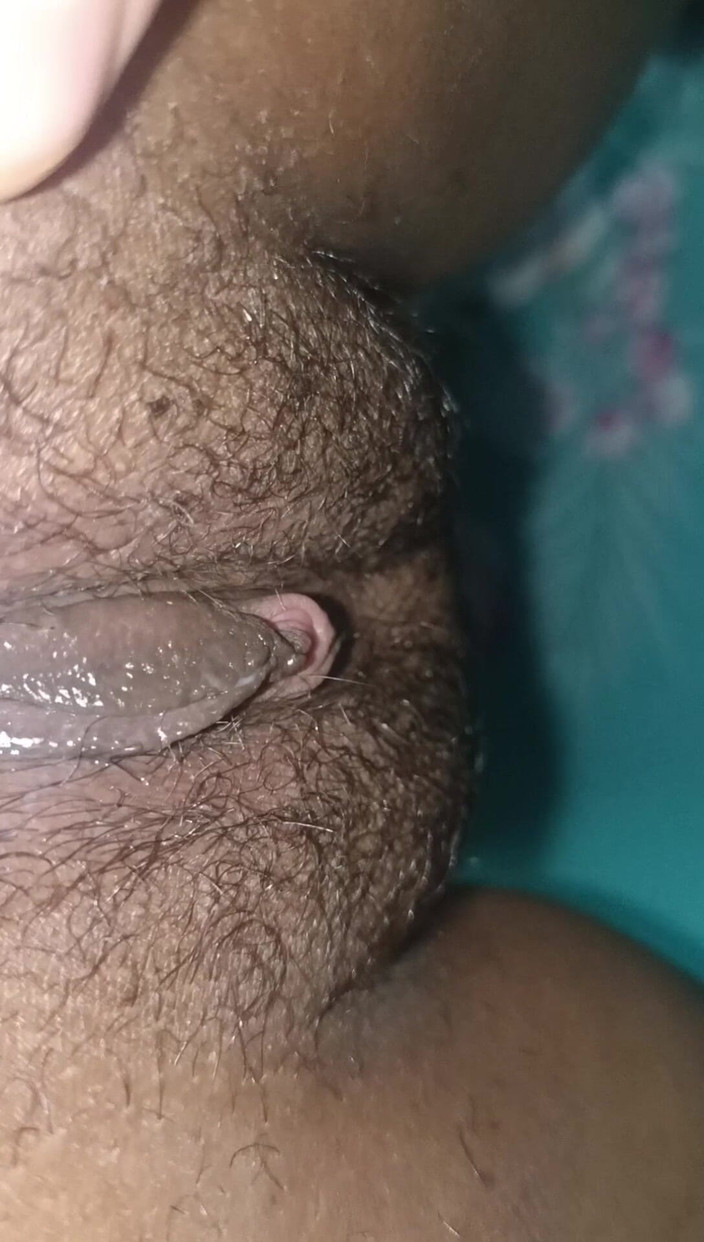 XXX Nepal: 眠そうなペニスが濡れて汚れた膣の中に入り込む。