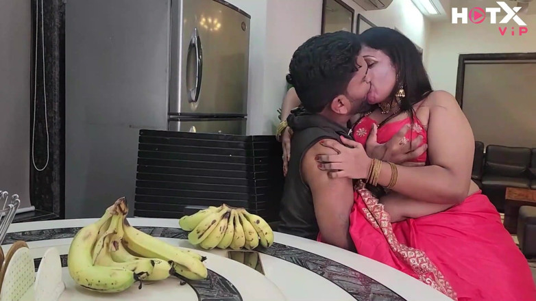 Indianxxx nude: Riesige möpse, indische MILF Bhabhi strippt Sari und fickt mit...