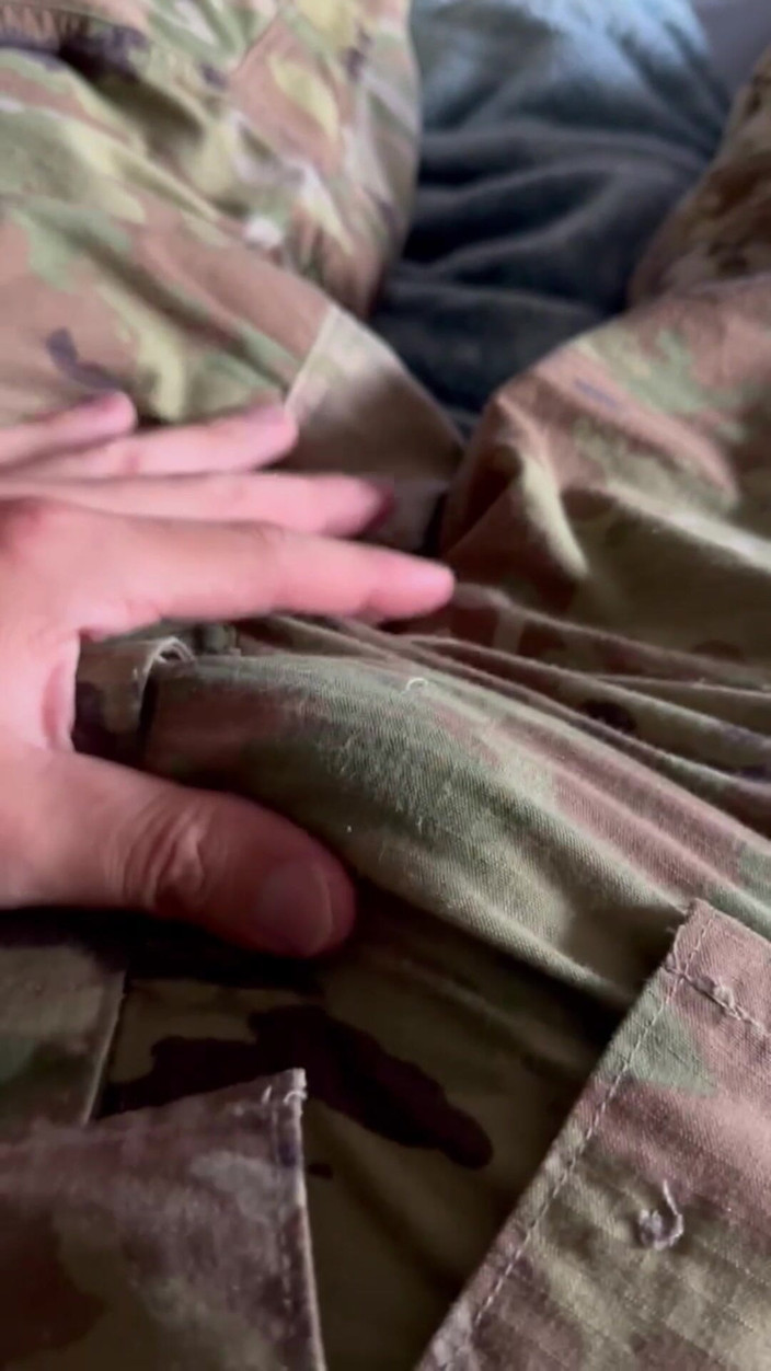 Gay Soldier Stuff: Soldat schießt eine heiße ladung sperma in ein ranger-höschen und...