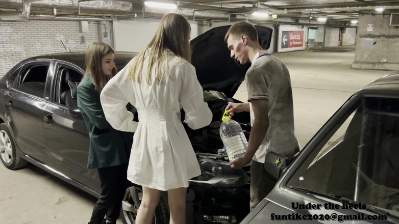 Heel 15 cm: Girls in the Parking Lot