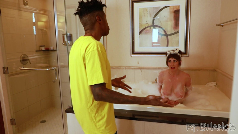 Melody Mynx: Доставка рушника та члена на стороні ванни