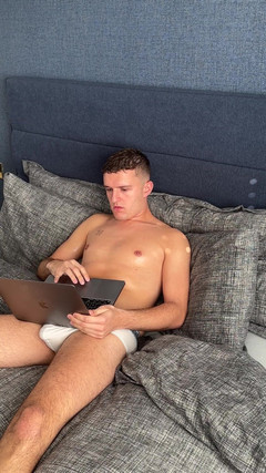 Jak White: Nadržená Twinks si honí při práci z domova - Jak White