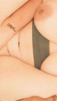 Seksowna tatted wideo lisica Khloe Lynn zostaje zalana