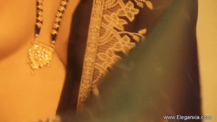 Eleganxia: Une bombasse indienne sexy exhibe son beau corps