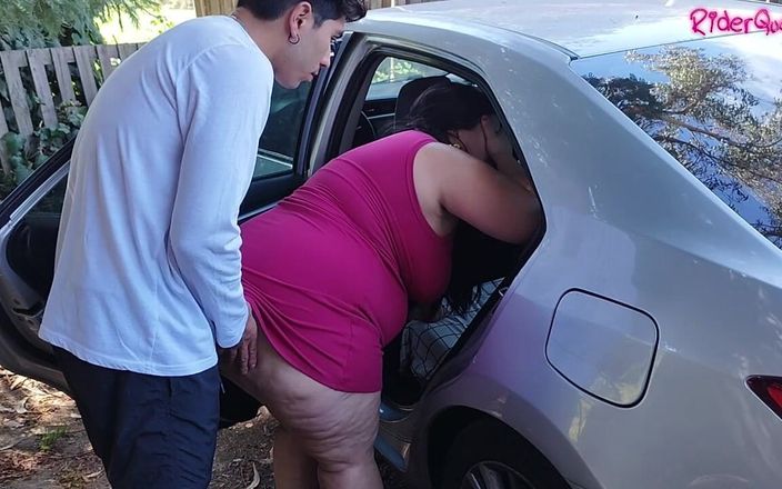Mommy's fantasies: 후장을 만지다 - 배다른 아들의 젊은 손님에게 차에서 따먹히는 뚱뚱한 미시 여자