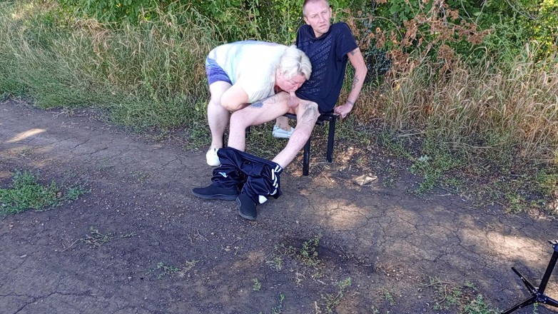 Zona901: La matrigna succhia il mio cazzo nel parco su una...