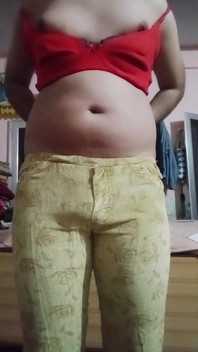 India gay crossdresser Gaurisissy presionando y jugando con sus grandes tetas en jeans camiseta