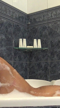 Hete latina met dikke kont krijgt een grote lul in de jacuzzi