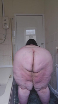 Gigante deusa bunda e corpo se exibem
