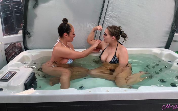Catalia's lesbian filth: Jacuzzi lambendo buceta com Elena
