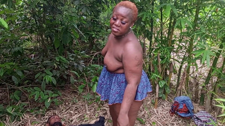 Titty_Ebony: Велика товстушка мама Патриція 9джа катається і трахає пизду в мережі великих братів у турі десь у Африка