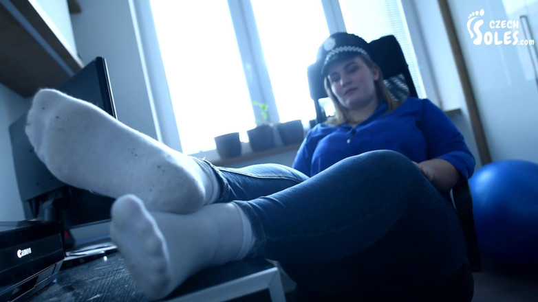 Czech Soles - foot fetish content: Líné páchnoucí ponožky a chodidla bbw policistky