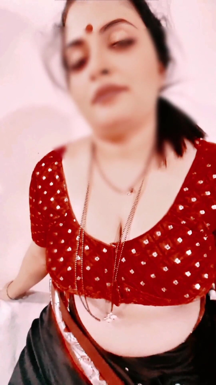 Sexybhabhi999: Сексуальная Маратхи Мами наслаждается своим молодым бойфрендом, она показывает свою большую заднюю сторону