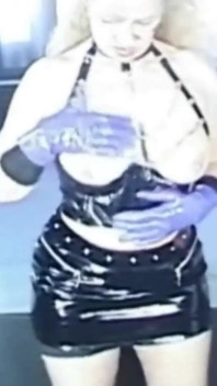 Uită-te la această dominatoare franceză jucând cu pizda ei în latex