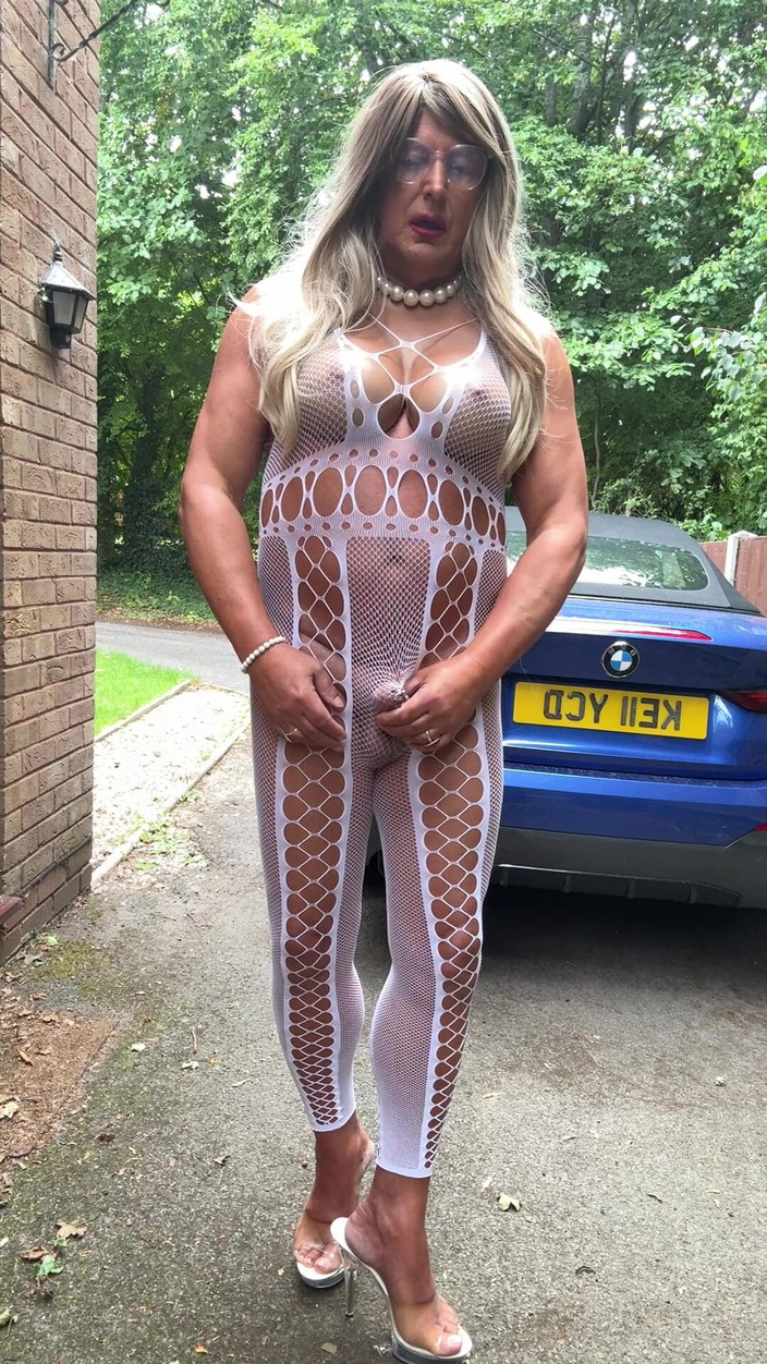 Kellycd2022: 穿着白色渔网紧身连衣裤和高跟鞋的性感 Crossdresser Kellycd2022