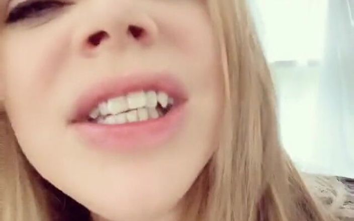 Alicia Rhodes: Video cảm ơn nhỏ táo bạo