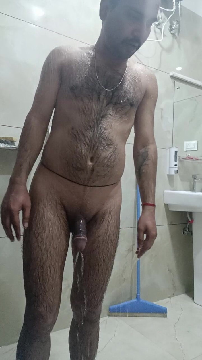 Rajasthani-old-lover: Desi man getting cleaned up