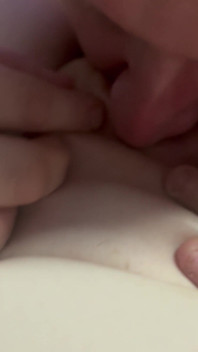 Leccando finché non raggiunge l'orgasmo. Le lascio spruzzare alla fine per assaggiarle velocemente