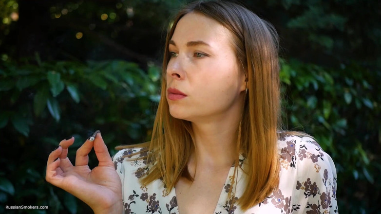 Russian Smokers: Evgeniya đang hút thuốc lá mạnh