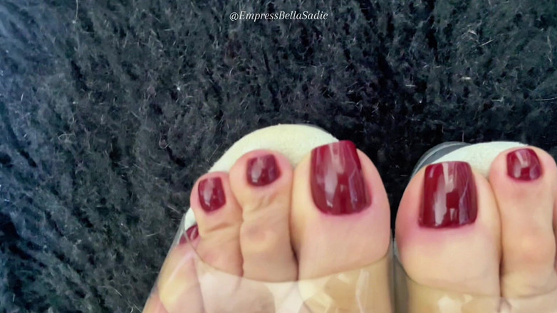 Empress Bella Sadic: Tocuri transparente pe platformă și unghiile roșii sexy ale Imperatrizbella