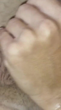 Une jumelle hentai laiteuse se fait éjaculer dessus par la bite de son papa ! Baise torride sans préservatif.